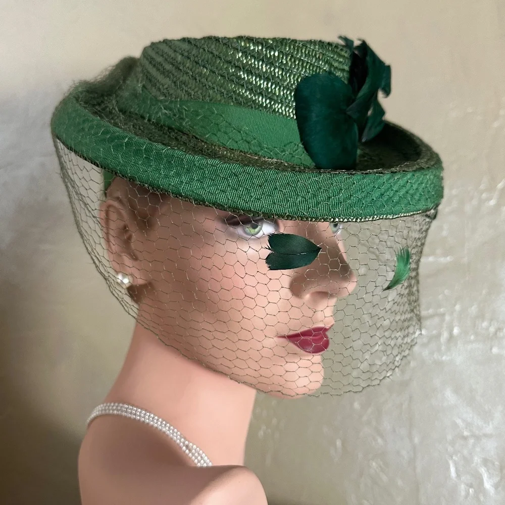 BREATHTAKING 1930s' GREEN STRAW TILT HAT - TWO-TONE FEATHER "WING" + VEIL - Picture 3 of 11